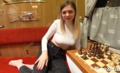 Секс инструкция: Как при помощи шахмат, трахнуть незнакомую девушку в поезде