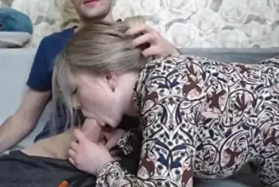 Русская сестра минетчица получила от брата порцию спермы в глотку