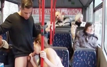 Молодая парочка публично трахается в салоне автобуса на глазах пассажиров