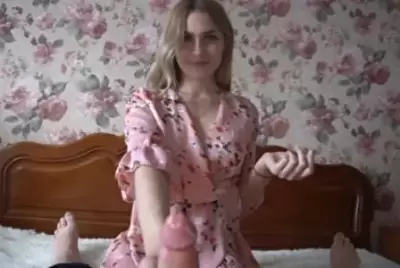 Сексуальная мачеха вошла во вкус и каждый день стала приходить пососать член пасынку