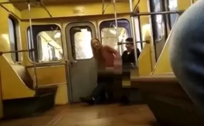 Русская молодая пара трахается в метро на глазах пассажиров