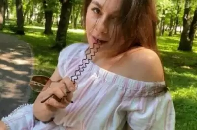 Парень снял девушку в сети ВК и после прогулки в парке, пригласил к себе домой на секс