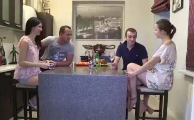 Две молодые русские пары решили поменяться женами, чтобы попробовать свингерский секс