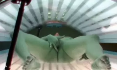 Мастурбация молодой девушки в общественном солярии с оргазмом