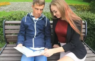 Похотливая москвичка заинтересовалась молодчиком на скамейке и захотела заняться с парнем сексом