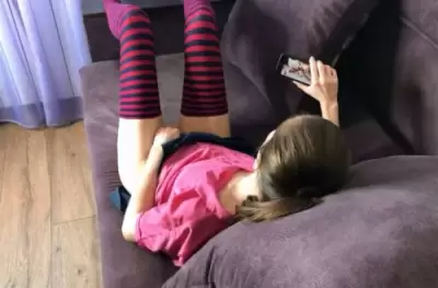 Отец поймал дочку за мастурбацией писи под порно и наказал сексом