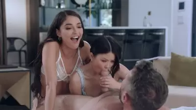 Две молодые подруги дают в анал богатому мужчине