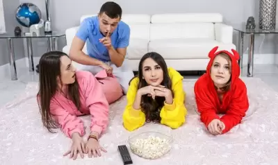 Сестра с подругами прервали просмотр фильма для группового секса с братом