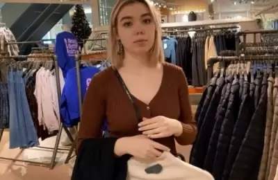 Хорошо поебались и сняли секс от первого лица в примерочной магазина