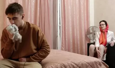 Мама застала сына в своей комнате, который сидел на кровати, нюхал ее трусики и дрочил