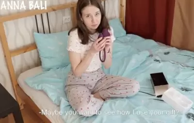 Брат подарил сводной сестре вибратор на день рождения и трахнул