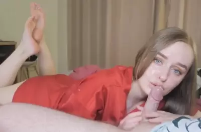 Дочка дрочит папе член и массирует яйца пока он не кончает ей в ротик