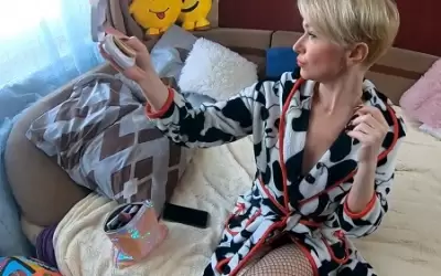 Милфе с короткой стрижкой оказалось мало одного члена в жопе