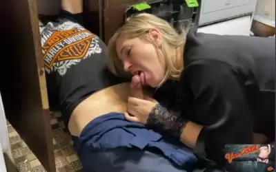 Русская разведенка давно не трахалась и соблазнила на секс молодого сантехника