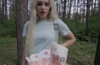 Запикапил в парке русскую девушку и трахнул в кустах за 10 тисяч рублей
