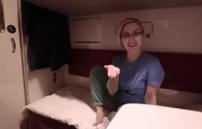 Парень дрочит в купе поезда на незнакомку в очках и предлагает пососать