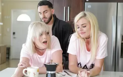 Две подруги блондинки трахаются с одним парнем и получают кончу в рот