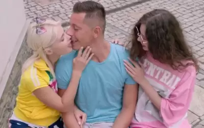 Русские молодые пикаперши развели симпатичного иностранца на секс втроем