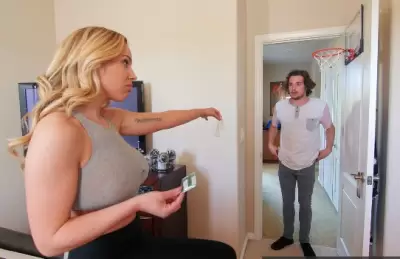 Трахнул мачеху без презерватива и наполнил пизду спермой (русская озвучка)