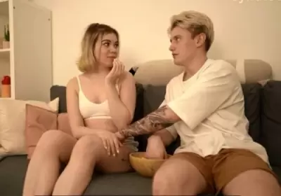 Пока родителей нет дома, брат с сестрой смотрят порно и повторяют