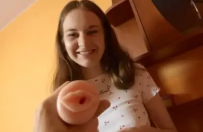 Сестра нашла в ванной мастурбатор брата и предложила секс