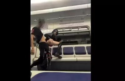 Молодая русская пара трахается в вагоне метро и снимает публичный секс на мобильный телефон