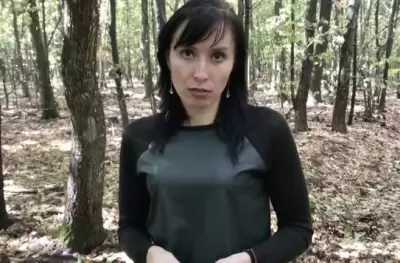 Русская милфа Ирина сосет член и трахается во время прогулки в лесу