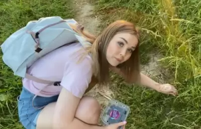 Лесник поймал и трахнул замужнюю девушку за несанкционированный сбор ягод в лесу