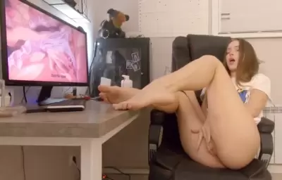 Сладкая русская тинка с идеальной попкой мастурбирует под хентай порно и кончает сквиртом