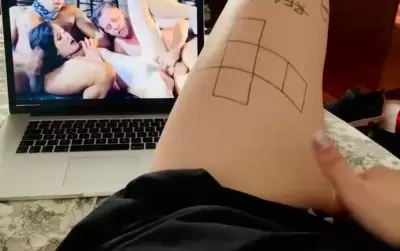 Любимое занятие этой развратной девушки - дрочить пизду на порно с кончающими парнями