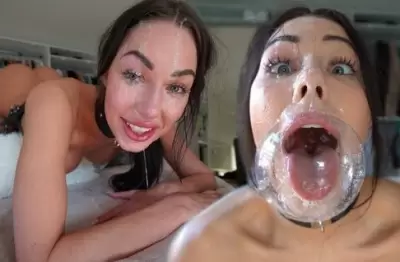 Оральная королева делает глубокий горловой минет и пускает слюни с большими пузырями