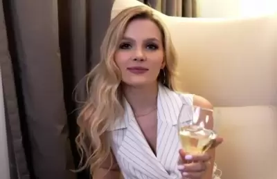 Слегка пьяная соседка дала в киску и позволила кончить внутрь