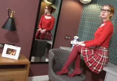 Скромная сестра Арина в очках любит ходить без трусиков и делать брату минет