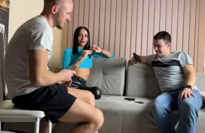 Брюнетка проиграла двум парням в карты МЖМ секс и классно поебалась