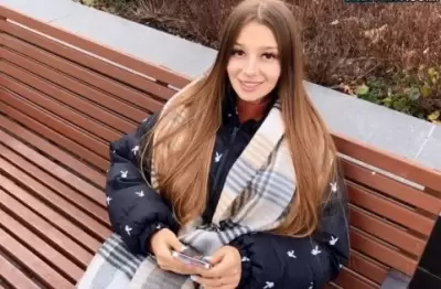 Русская красавица ждала на свидание своего парня, а ее выебал незнакомец