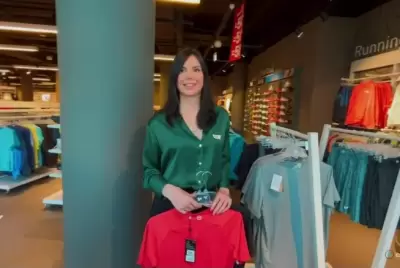 Продавец консультант схватила клиента за член и повела в раздевалку трахаться