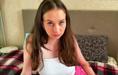 Сводная сестра давно не трахалась, поэтому решила соблазнит брата на инцест секс