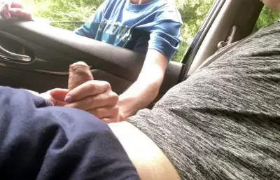 Подрочила незнакомцу член в машине и предложила поехать к себе домой потрахаться