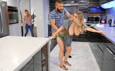 Пока жена разговаривала по телефону, муж выебал на кухне ее сочную сестру с большими дойками (русский перевод)