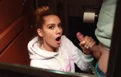 Кристина отсосала в туалете кафе красивый член своего парня и приняла сперму в ротик