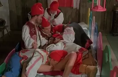 Порно фильм - Белоснежка и Семь Гномов / Snow White 7 Dwarfs (русский перевод 1995 год)