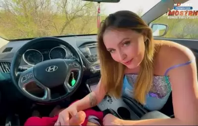 Мама моего друга тетя Алина разрешила полапать свои силиконовые сиськи и дала в машине